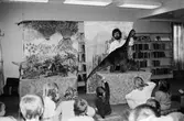 Urban Wahlstedt berättar om dinosaurier för barn på Kållereds bibliotek, år 1984. 