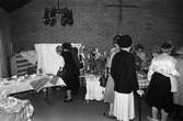 Kållereds kyrkliga arbetskrets har sin årliga vårbasar i Kållereds församlingshem, år 1984.

För mer information om bilden se under tilläggsinformation.