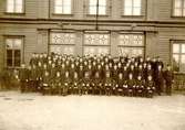 Stationspersonal vid Falköping-Ranten 1907. (Oklara namnuppgifter). Lidén, Ryning, Rüdén, Johansson, Sahlgren, Ekendahl, Norén, Lind, Lindström, Lindblad, Setterberg, Ljungström, Pettersson, Flobäck, Rydén, Vilhelmsson, Bergkvist, Lundh, Vilsson, Fahlgren, Lindblom, Eklöw, Kling, Karlsson, Ström, Fred, Hjalmar, Gustafsson, Johnsson, Svensson, Lundkvist, A. Andersson, Thorén, Bäcklund, Ebenhart, Holmkvist, Kron, Boström, Hägg, Adamsson, Holm. Namnuppgifter av Svea Hallberg: (i de fall där namnen inte är kända markeras med ett x). Översta raden från vänster: Berg(?), x x x x , Sigurd, x, Holmqvist, Gustavsson, x, Boström, Adamsson. Andra raden: x, Dahl, x x x x, Bäcklund, x, Odèn, Pettersson, x x x x, Åkerhage, A. V. Andersson, Nyström, x x, Ström. Tredje raden: Rydén, Magnusson, Englund, x, Tyrén, Svensson, x, Ljunkvist,x x x, Nylén, x. Fjärde raden: x x, Flobeck, x, Berqvist, Lundh, x, Fahlgren, Lindblom, Eklöf, x x,Norén, x x x x, Gustavsson. Femte raden: Lindén, x, Rydén, Johansson, x x , Norén,