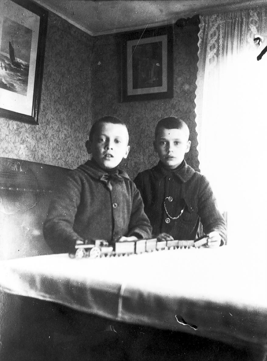 Erik Ax, Karl-Åke Bergström till vänster, Kyrkegården, Slöta socken.