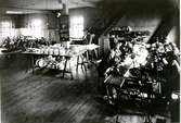 Rantens Strå- & filthattfabrik. Sysal för handsydda hattar (till vänster). Sysal för mösstillverkning (till höger). Bilden inlånad av Emil Nyrén. Emil Nyrén började i firman 1917, och var verksam som disponent under åren 1947 - 1955.