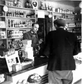 Mössebergs speceriaffär. Arvid Svensson bakom disken.