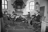 Stenhammarkvartetten med Lisbeth Vecchi, Ingrid Johansson, Malin Frankmar och Erik Hammarberg spelas in i Kållereds kyrka för grammofonutgivning, år 1984.

För mer information om bilden se under tilläggsinformation.