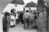 Gospelkören Seier från Mölndals vänort i Norge gästar Kållered, år 1984. Vid Kållereds kyrka. 