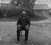 En man fotograferad utomhus.