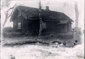 Skittered (Holmahagen)? Troligen boningshuset på Skittered (Holmahagen) i Yllestad. Ägare Johan M. Johansson. Huset rivet omkring 1917, då nytt hus uppfördes på Holmahagen.