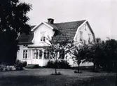 Villa Berga, Kättilstorp. Byggd 1932 av ägaren Johan M. Johansson, född 1884. Ägare sedan 1982, Morgan Brattberg.