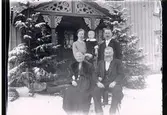 Makarna August och Maria Adamsson födda 1847 resp. 1849. Deras son nämndeman Carl Augustson, född 1873 och hans dotter Ester född 1899, gift Åblad samt hennes son Lennart Åblad född 1921. Foto taget på makarna Adamssons guldbröllopsdag.