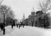 Huset i fonden låg där S:t Olofsgatan nu går fram till kyrkan. Fotot taget innan det s.k. Ljungqvistska huset byggdes.