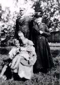 Frans och Matilda Lundqvist med två barn. Matildasdal, Lovene Karleby.