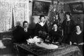 Julen 1925 eller 1926. Personer: Natanael Persson, far. Gunnar Persson, Märta Persson, mor Sigrid och Greta Persson.