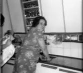 Helena Karlsson med gamla köksinredningen.