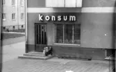Konsum vid Warenbergsgatan - Borrgatan. Marita Karlsson och Lisbet Börelius på trappan.