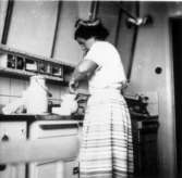 Greta Nilsson i köket.