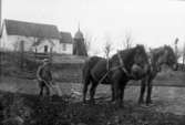 Plöjning nedanför kyrkbacken.