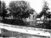Alfred Söderholms hus (nr 25 enligt gamla husnumreringen). Innanför porten fanns två stora granar.