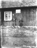 Georg och Adel Skatt framför cykelverkstaden på Furåsen.