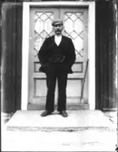 Sanfrid Andersson från Glömme står på trappan på Veken.