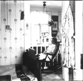 Gullåkra. Övre hallen sedda från barnkammaren på andra våning. Personen okänd.