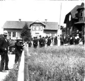 De gamlas dag i Godtemplarhuset. August Ömans affär i bakgrunden.