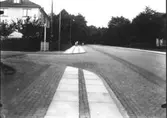 Korsning vid Mössebergsgatan. Till vänster början av Torstensonsgatan, huset till vänster senare kyrkoherdebostad. På höger sida skymtar P. Jorméus fastighet.