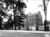 Folkskolan (Centralskolan) från S:t Olofsgatan. Invigd år 1903.