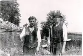 Rogestorps gård omkring 1920-25. Linus Wallin till vänster och Bertil Andersson till höger arbetade hos Rogestorps gård. Bertil Andersson var trädgårdsmästare och Linus Wallin gjorde 