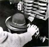 J.A. Forss Hattfabrik. Brättet kantskäres.