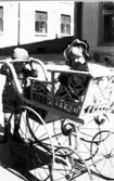 Sven Adolphsson med syster Britta i barnvagn 1932.
