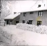 Gustav Adolf Johansson framför Botvidsgatan 55. Sandgrens hus till vänster.