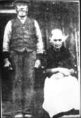 Denna bild från Gökhem visar ett gammalt strävsamt par, ladugårdskarlen Johan Alfred Larsson och hans hustru 
Anna Greta.