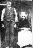 Denna bild från Gökhem visar ett gammalt strävsamt par, ladugårdskarlen Johan Alfred Larsson och hans hustru 
Anna Greta.