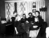 I rummet hos Holmströms hus nr 6, FLoby. Uno, Inga,  Ragnar, Adga och Margareta Holmström.