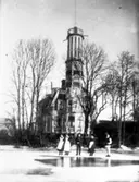 Gullåkra. HIlda Esberg från Kokasjärvi, Edla Wikman, Johan Wikman, Anna Svanström och Erik Stenholm. T.v. den gamla stugan och t.h. ladugården.