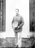 Torsten Fält med skyttrock och mössa, skyttemärken och medaljer.