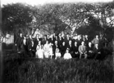 Johan Lundqvist i Karbbagården fyller år, troligen 60 och då 1925. Barnen Ingrid, Ella och Alva Lundqvist. Främre raden målare Hellberg, C V Johansson, Augusta Johansson, Hulda Dahlin och dottern Anna-Lisa, Johan själv, hustrun Augusta, polisman Dehlin, okänd, Th Johansson, Alexander Jonsson, rättare Johan. Bakre raden okänd, August Johansson, Erik Gutavsson, två okända, Oskar Johansson, okänd, Per Sandelin, Karl Gustavsson, Arvid Öman, P G Jansson, Carl Andersson, Gustav Thilander, Verner Bengtsson, tre okända, Karl Mann, två okända.