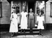 Albert Johanssons döttrar i Trädgården (Storgatan 25): Karin f 1902, Anna f 1904, SIgne f 1907, Gunhild f 1912.