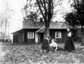 Lunnatorp eller Lunnen som låg på Brogårdens skogsmark. HIlda Joansson, Alva Jonsson, Klara Andersson (Klara på Lunnen). 1916 flyttade Klara till Mariedal och stugan revs.