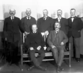 Kommunalnämnden i Floby 1927. Stående Ernst Svarén, Axlenader Jonsson, Carl V Johansson, Karl Johansson och Torsten Fält. Sittande Anders Johans Holmström och F L Wallin (foto taget på hans kontor)