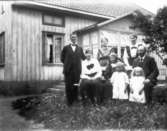 Krabbagården, Lundkvists. Fr.v. polis Dehlin med hustru Hulda och dottern Anna-Lisa. Johan Lundkvist (far till Hulda), bakom honom två döttrar i första giftet, främst två döttrer i andra giftet (Alva och Ella)
