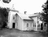 Bostadshuset till Floby mejeri. (Vid trädet bildades Floby IF år 1925, en minnesskylt finns uppsatt på trädet).