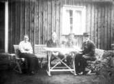 Bossgården. Augusta Båge, f.d. soldaten August Fält, Karl och Torsten Fält.