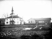 Floby kyrkskola. Boningshuset byggt 1923 och vägen fram 1924. Huset ritat av skollärare Georg Andersson.