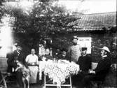Hos Fälts i Bossgården. Amandus Fält med hunden Tipp, hush. Augusta Båge, två okända, August Edvard Fält och Karl Fält. Bakom står Ture Fält.