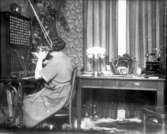Flby telefonstation, telefonist Berta Hoflander. Stationen fanns från 1921 på Eklundagatan 1 på andra våningen.