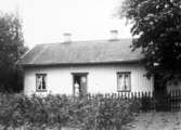 Fanjunkare August Ringmans hus, Sörby station n:r 13. I dörren frun Anna.