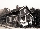 Banvaktsstugan mittför Ramla mosse i Hällestad. Banvakt Hjalmar Blomgren med dotter Ester, son Bertil, son Hilding, fru Hulda med dotter Anna, son Allan, döttrarna Göta och Asta. Huset senare återuppbyggt från Alphem.
