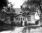 Skräddare August Wahlströms hus, Sörby station n:r 19B. August med fru Anna, barnen Emmy, Ivar och Anny med sin man Erik Gegerfelt.