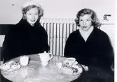En fika på Fredrikssons Café Falköping.
Från vänster: Maj Karlsson (Lindgren), Gun-Britt Nilsson.