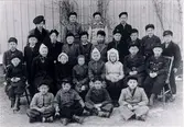 Yllestads skola 1945. Sittande på marken från vänster: Bengt Warrén, Berga, Kättilstorp, Elof Wallin, Gunnabo, Yllestad, Lennart Thor, Kättilstorp, Mats Gustavsson, Badene, Yllestad. Sittande från vänster: Gösta Blom, Smärtorna, Yllestad, Linnéa Karlsson, Hallebacka, Yllestad, Maj Karlsson, Långebacke, Yllestad, Sara Moberg, Höjentorp, Yllestad, Inga Thim, Vistorp, Ros-Marie Karlsson, Roseberg, Kättilstorp, Karlo ? , Ängsro, Yllestad, Bernt-Rune Karlsson, Roseberg, Kättilstorp. Stående första raden från vänster: Bengt Pedersén, Yllestad, Sture Sandahl, Kättilstorp, Evert Helgoson, Prästgården, Yllestad, Göran Hansson, Ängsro, Yllestad, Karl-Erik Helin, Ännagården, Yllestad, Assar Svensson, Nybygget, Yllestad, Rune Karlstedt, Vistorp, Arne Karlsson, Ledsgården, Yllestad, Per-Olof Thim, Vistorp, Bernt Karlsson, Ödeberg, Yllestad. Stående bakre raden från vänster: Brita Carlberg, (lärare) Yllestads skola, Sven-Ola Andersson, Kättilstorp, Ture Söderkvist, Kättilstorp, Walto ? , Badene, Yllestad.